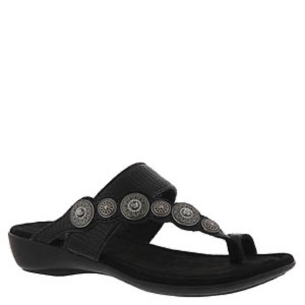 NWOT Minnetonka Sasha Sandal- Black